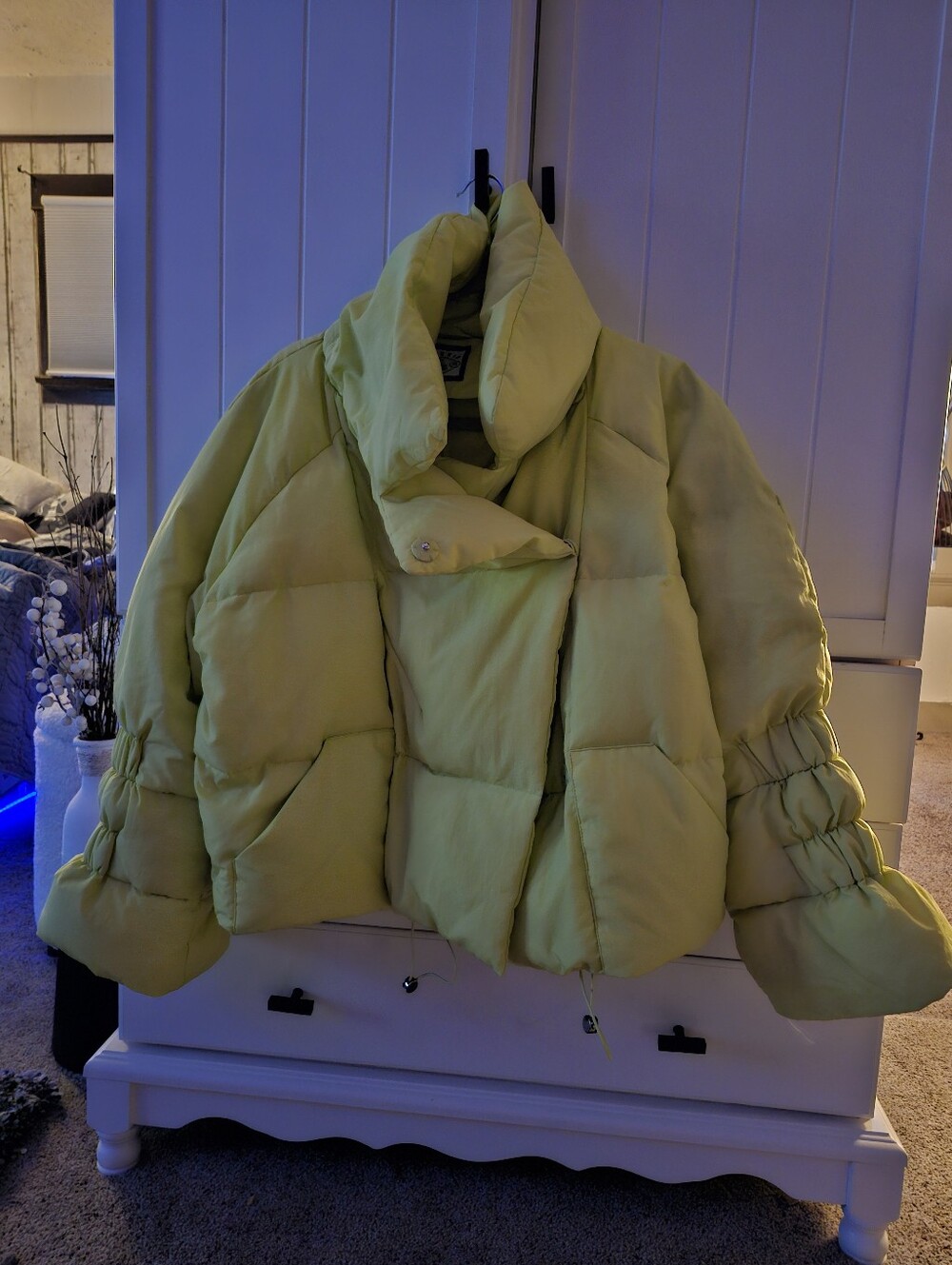 Mukzin White Duck Down Puffer Cropped Jacket in Light Lime - Women Sz M